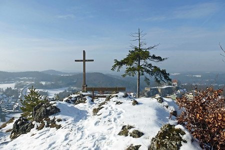 Winterstimmung am Gipfelkreuz des Hirtenbergs &ndash; Herrliche Ausblicke im verschneiten Frankenjura (01.02.2014, VGN &copy;&nbsp;VGN GmbH)
