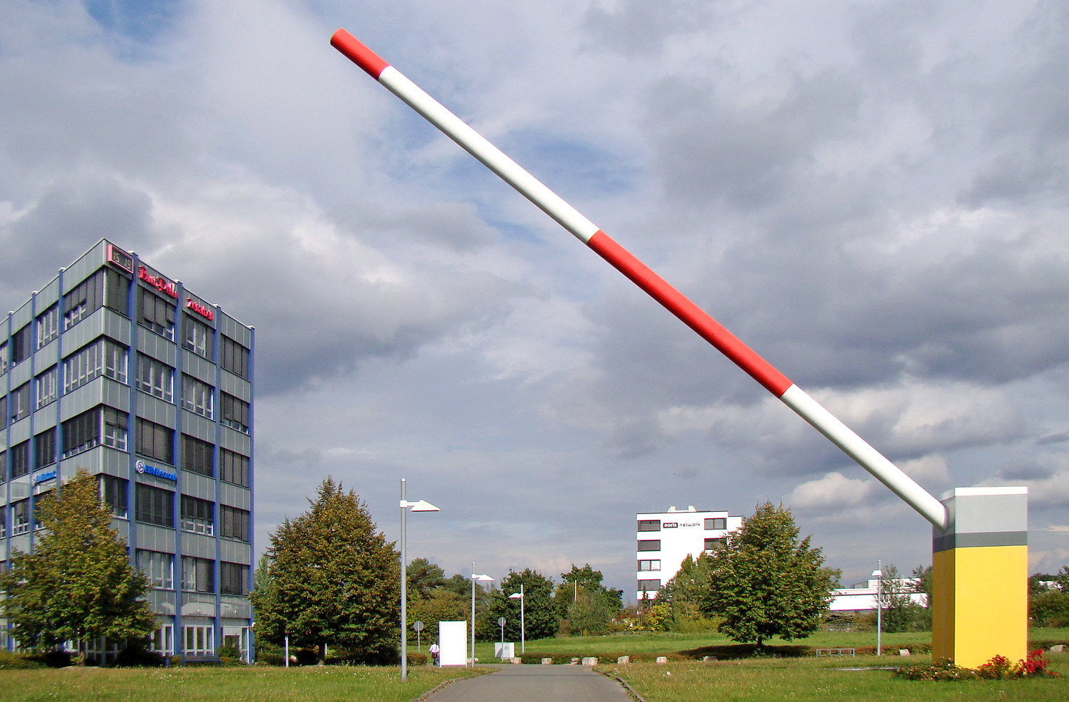 Überdimensionale Schranke im EUROCOM Center &ndash;  (VGN &copy;&nbsp;VGN GmbH)
