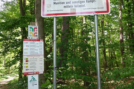 Hinweisschild für den Weg durch den Wald &ndash; (05.05.2018, VGN S.Dassler &copy;&nbsp;VGN GmbH)