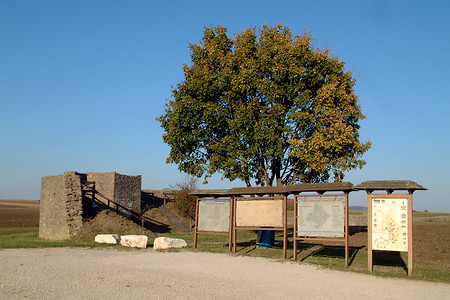 Limeskastell mit Infotafel &ndash; (16.10.2003, VGN &copy;&nbsp;VGN GmbH)