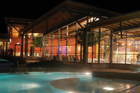 Therme Obernsees am Abend &ndash; (VGN, Regionalmanagement Bayreuth &copy;&nbsp;VGN GmbH, Regionalmanagement Bayreuth)