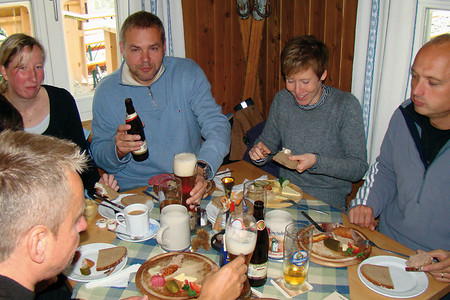 Brotzeit in der Ossingerhütte &ndash; (VGN &copy;&nbsp;VGN GmbH)