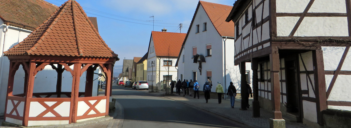 Alter Wegbrunnen und Fachwerkhaus &ndash;  (VGN &copy;&nbsp;VGN GmbH)