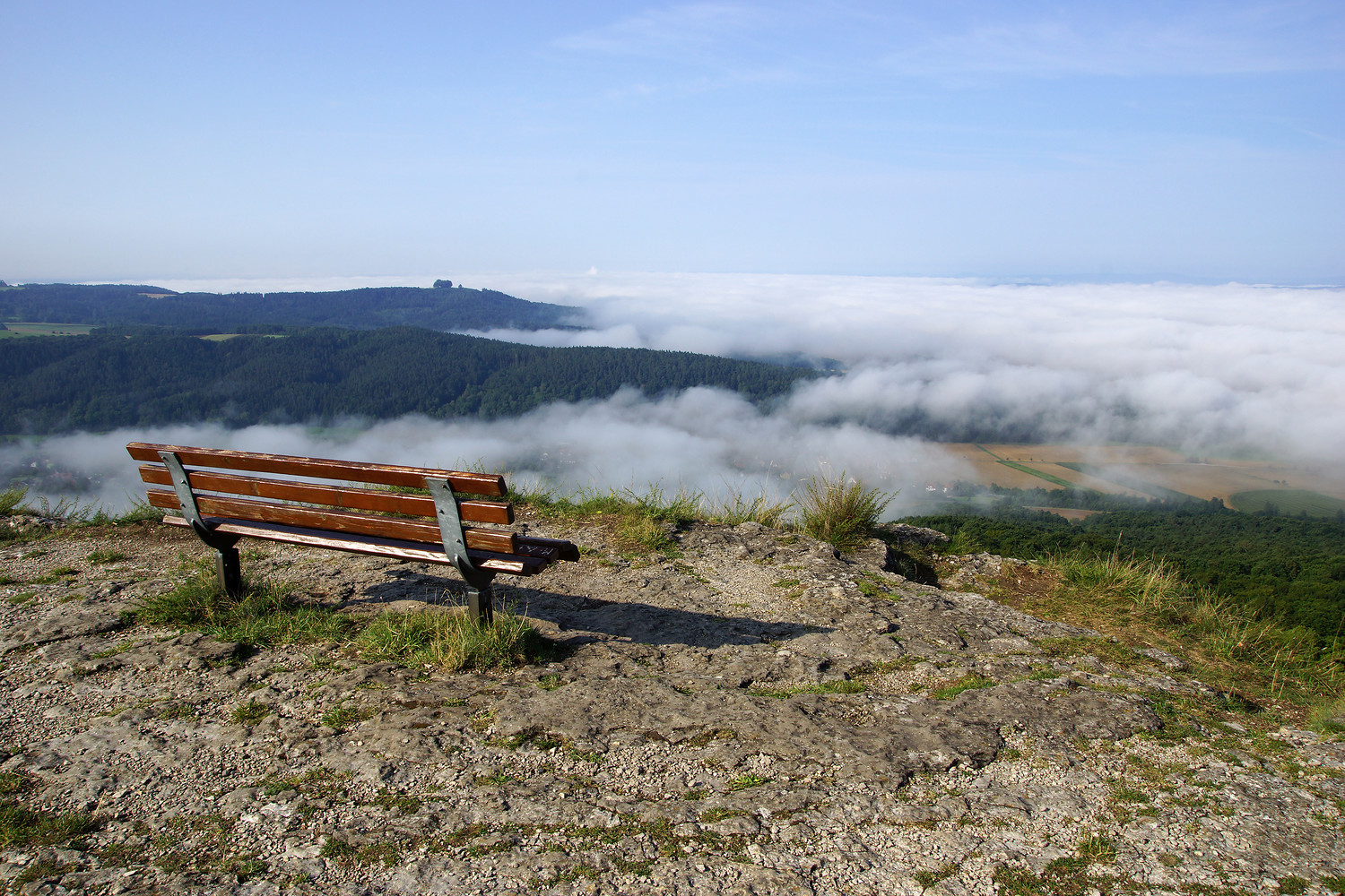 Eine Bank über den Wolken &ndash; Eine längere Pause auf dem Staffelberg lohnt sich eigentlich immer...  (06.08.2014, VGN &copy;&nbsp;VGN GmbH)