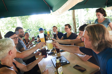 Anstoßen &ndash; (26.07.2019, A. Gaspar-Klein &copy;&nbsp;A. Gaspar-Klein)