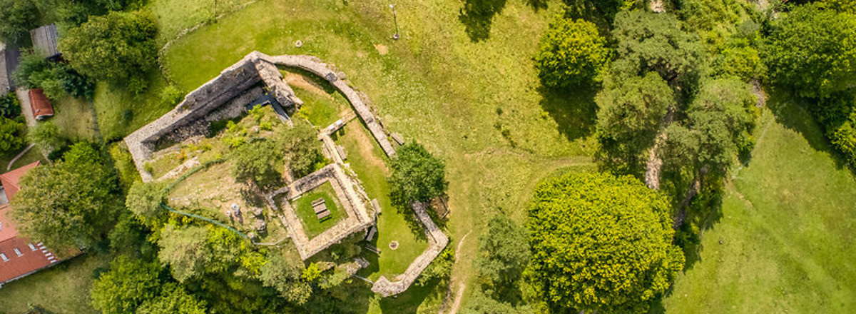 Der Blick von oben: Die Burgruine Lichtenegg. &ndash;  (15.11.2024, Stephan Böhm &copy;&nbsp;VGN GmbH)