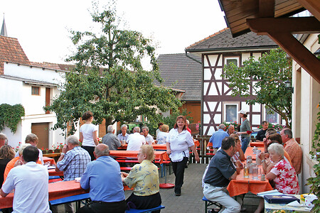 Biergarten Brauerei Gasthof Hellmuth &ndash; (07.02.2017, VGN &copy;&nbsp;VGN GmbH)