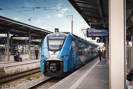 Arverio-Zug Bayern Typ Mireo &ndash; Einfahrt im Bahnhof (&copy;&nbsp;Arverio Bayern / Dietmar_Denger)