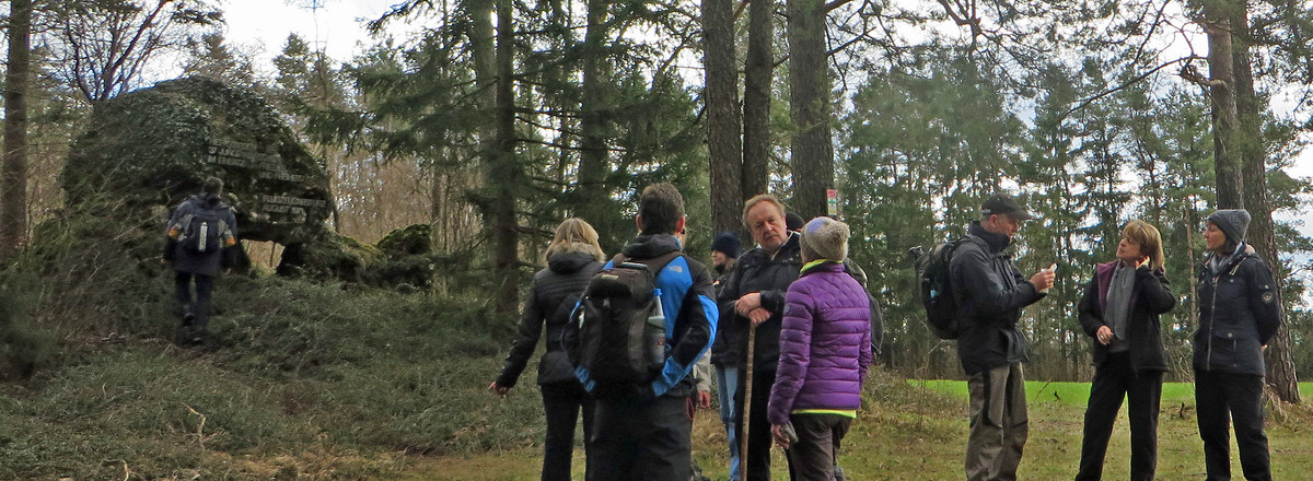 Am Gedenkstein &ndash;  (VGN &copy;&nbsp;VGN GmbH)