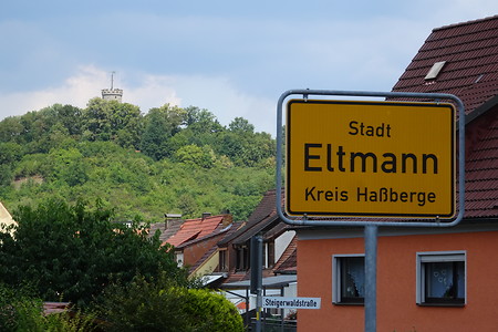 Ortseingang Eltmann mit Wallburgturm &ndash; (18.02.2019, VGN S.Daßler &copy;&nbsp;VGN GmbH)