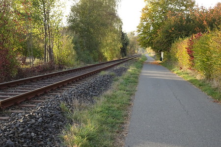 Radweg entlang des Gleises &ndash; (20.10.2018, S. Dassler &copy;&nbsp;VGN GmbH)