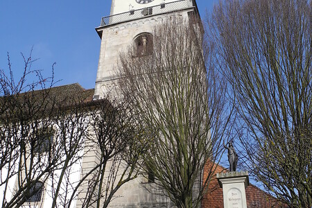 Kriegerdenkmal und Kilianskirche in Emskirchen &ndash; (VGN &copy;&nbsp;VGN GmbH)