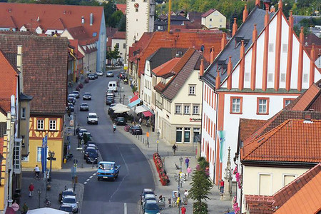 Blick auf die Hauptstraße und Unteren Turm &ndash; (07.02.2018, Stadt Haßfurt - Tourist Information &copy;&nbsp;Stadt Haßfurt - Tourist Information)