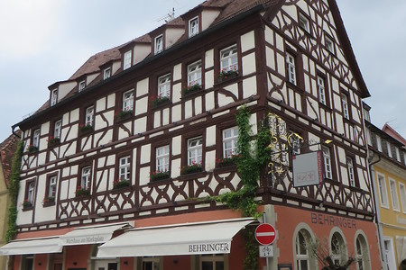 Am Marktplatz in Volkach &ndash; (14.03.2017, VGN &copy;&nbsp;VGN GmbH)