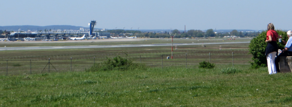 Blick zum Rollfeld &ndash;  (24.05.2016, VGN &copy;&nbsp;VGN GmbH)