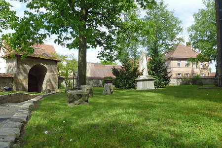 An der St. Nikolauskirche in Kornburg &ndash; (09.05.2014, VGN &copy;&nbsp;VGN GmbH)