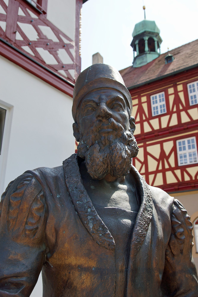 Statue von Adam Riese in Bad Staffelstein &ndash; Der Rechenmeister wurde 1492 in Bad Staffelstein geboren  (06.08.2014, VGN &copy;&nbsp;VGN GmbH)