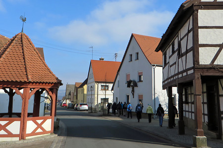 Alter Wegbrunnen und Fachwerkhaus &ndash; (VGN &copy;&nbsp;VGN GmbH)
