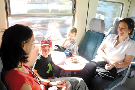 Zwei Möglichkeiten: RegionalExpress R4 oder S-Bahn S1 &ndash; (03.10.2011, Heymann &copy;&nbsp;Heymann)