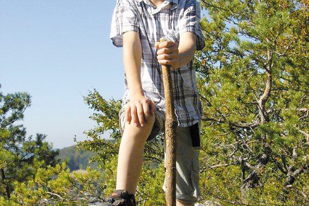 Kleiner Wanderer am Hartenfels &ndash; (Heymann &copy;&nbsp;Heymann)