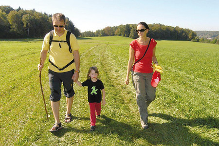 Wandern auf Wiesenweg &ndash; (VGN &copy;&nbsp;VGN GmbH)