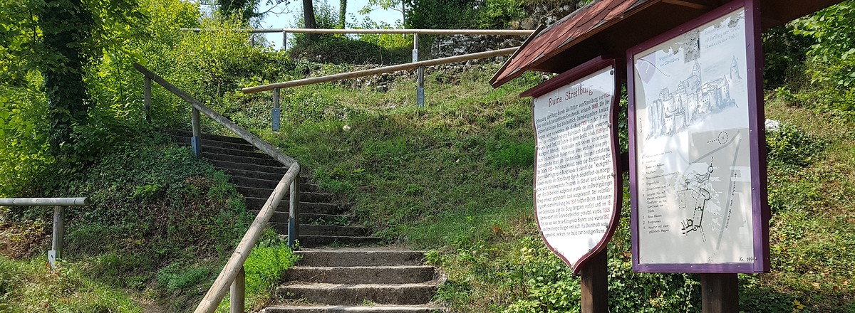 Treppe im Geländer der Streitburg &ndash;  (28.08.2019, S. Dassler &copy;&nbsp;VGN GmbH)