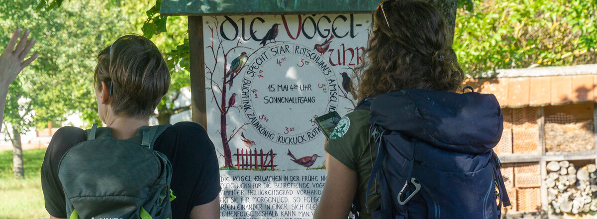 2 Wanderinnen am Infoschild &ndash;  (27.09.2020, U. Buescher &copy;&nbsp;VGN GmbH)