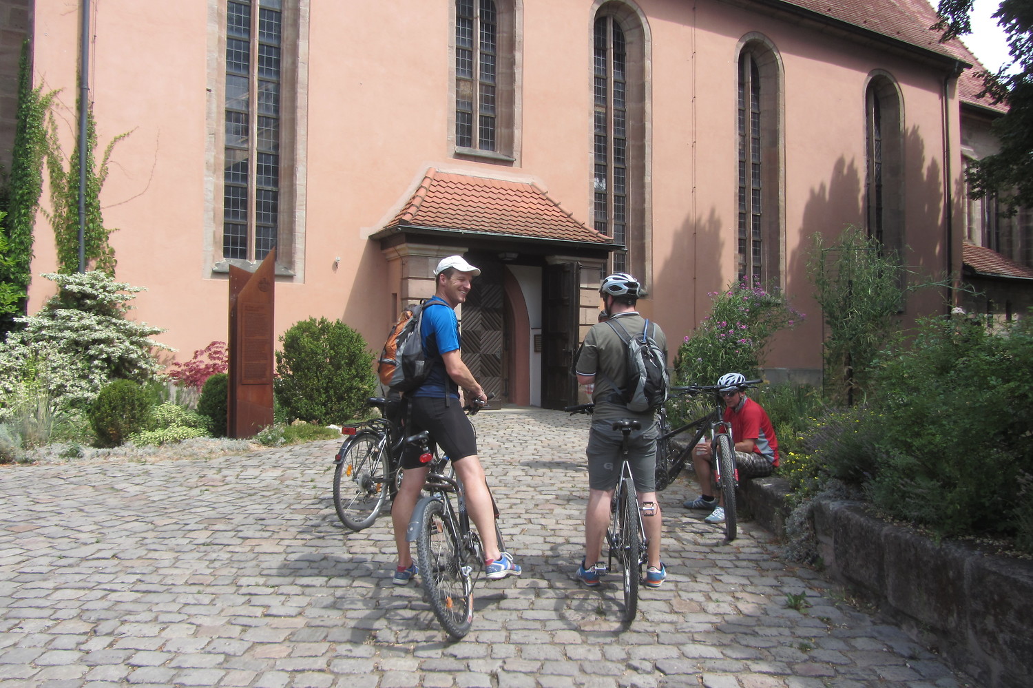 Vor der Kirche Poppenreuth &ndash;  (VGN &copy;&nbsp;VGN GmbH)