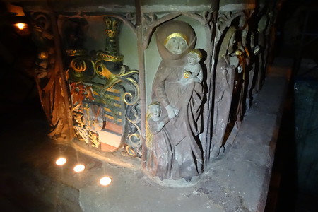 Kinder Joachim und Anna auf einem Grab im Münster &ndash; (05.12.2017, VGN &copy;&nbsp;VGN GmbH)