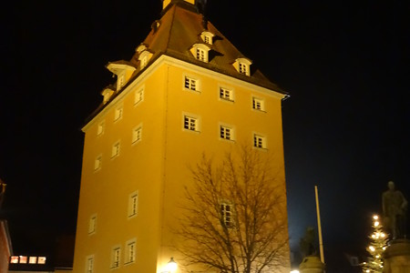 Katharinenturm in Heilsbronn bei Nacht &ndash; (05.12.2017, VGN &copy;&nbsp;VGN GmbH)