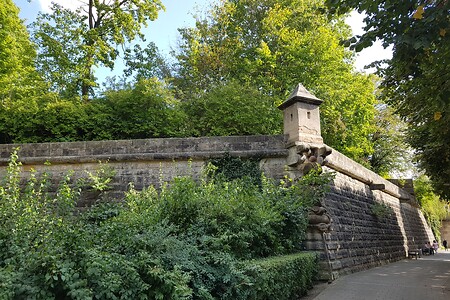 Stadtmauer im Le-Perreux-Park &ndash; (14.09.2019, S. Dassler &copy;&nbsp;VGN GmbH)