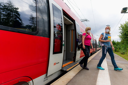 Ausstieg aus dem Zug &ndash; (17.05.2021, U. Buescher &copy;&nbsp;VGN GmbH)
