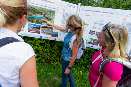 Am Hinweisschild &ndash; (17.05.2021, U. Buescher &copy;&nbsp;VGN GmbH)