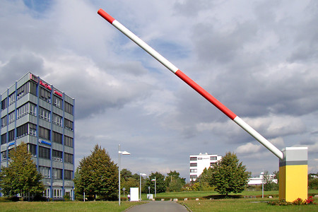 Überdimensionale Schranke im EUROCOM Center &ndash; (VGN &copy;&nbsp;VGN GmbH)