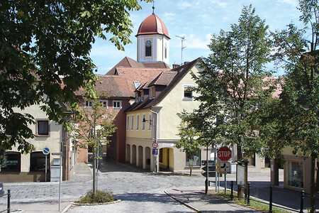 Über die Rezat hinein nach Windsbach &ndash; Stadtbild von Windsbach. Im Hintergrund ist die St. Margaretakirche in Windsbach zu sehen. (17.08.2011, VGN &copy;&nbsp;VGN GmbH)