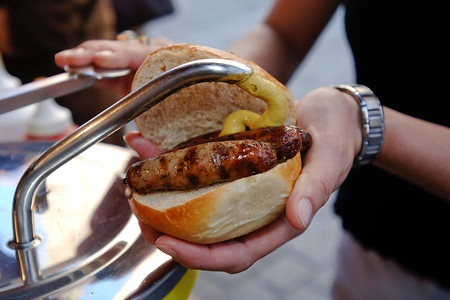 "Drei im Weggla" &ndash; Bratwurstsemmel (24.09.2007, Birgit Fuder &copy;&nbsp;2007 Birgit Fuder/Stadt Nuernberg)