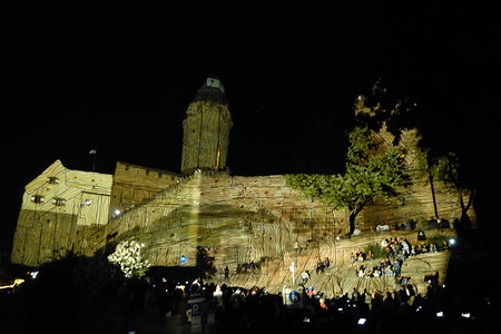 Nürnberg Blaue Nacht 2018 - Die Burg in Holzoptik &ndash; (11.05.2018, VGN &copy;&nbsp;VGN GmbH)