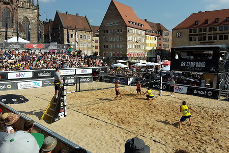 Beachvolleyball am Nürnberger Hauptmarkt &ndash; (VGN &copy;&nbsp;VGN GmbH)