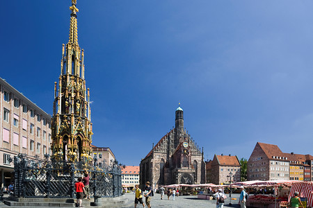 Schöner Brunnen mit Frauenkirche am Hauptmarkt &ndash; Nuernberg-Hauptmarkt, Schoener Brunnen mit Frauenkirche (29.07.2008, Ralf Schedlbauer &copy;&nbsp;2008 Ralf Schedlbauer/Stadt Nuernberg)