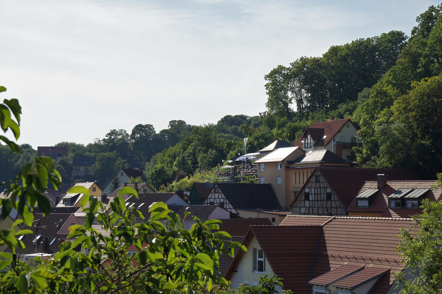 Den Biergarten Bergschlösschen im Blick &ndash;  (16.07.2011, VGN &copy;&nbsp;VGN GmbH)