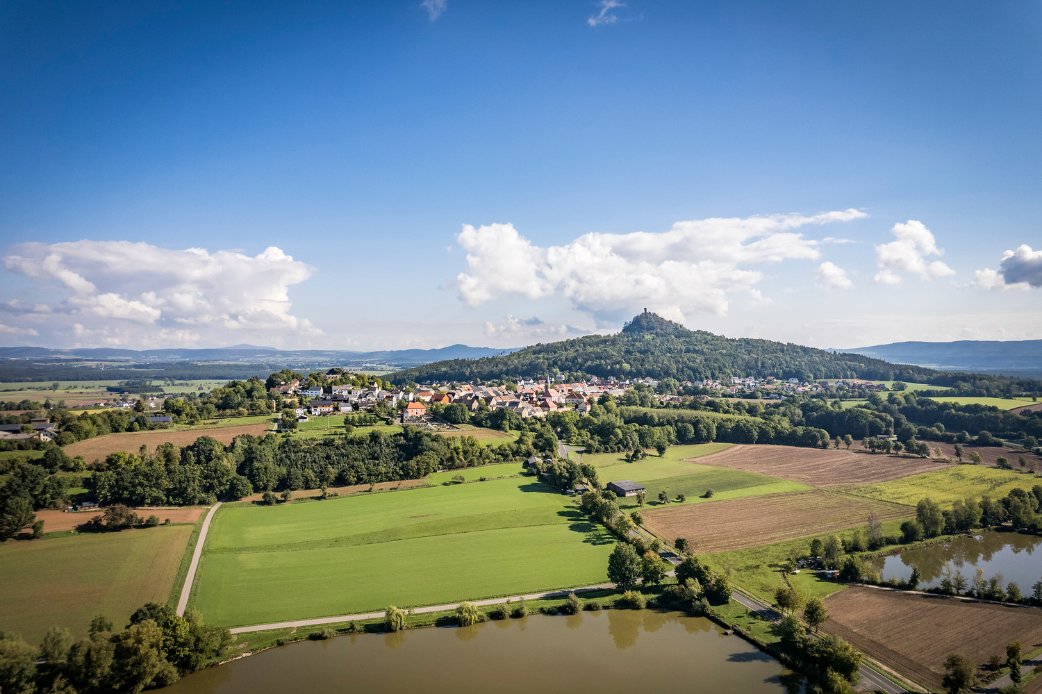 Eingebettet in eine abwechslungsreiche Landschaft: Der Rauhe Kulm