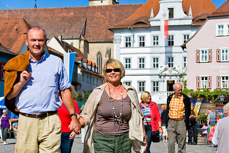 Spaziergang über den Marktplatz &ndash; (Stefan Ernst &copy;&nbsp;Stadt Iphofen)