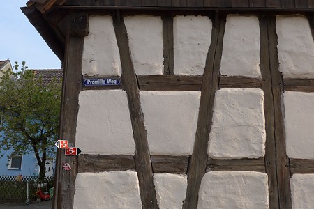 Fachwerkscheune mit Wegezeichen &ndash; (19.02.2018, VGN &copy;&nbsp;VGN GmbH)