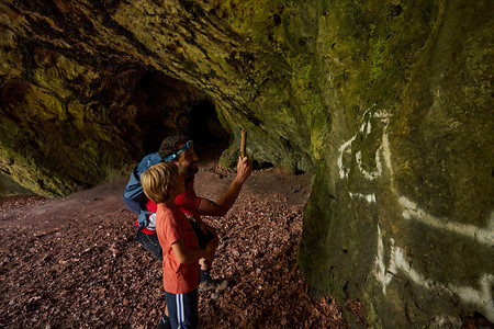 In einer Höhle &ndash; (13.08.2021, Andrea Gaspar-Klein &copy;&nbsp;VGN GmbH)
