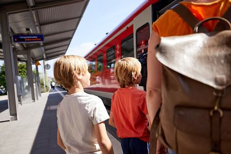Zugfahren mit Kindern &ndash; (13.08.2021, Andrea Gaspar-Klein &copy;&nbsp;VGN GmbH)