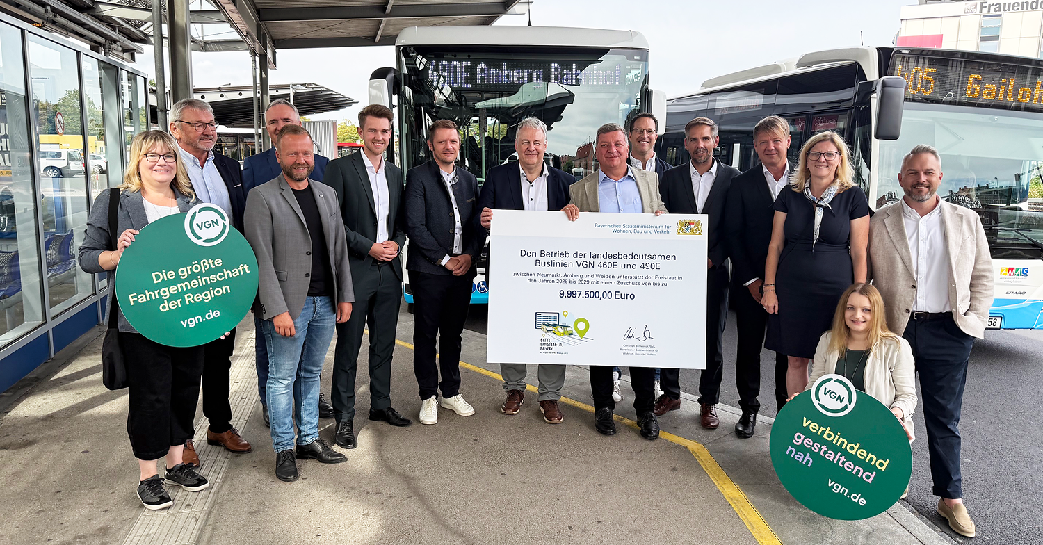 Start des Express-Bus 490 E &ndash; zu Gast Staatsminister Bernreiter  (&copy;&nbsp;StMB/VGN GmbH)