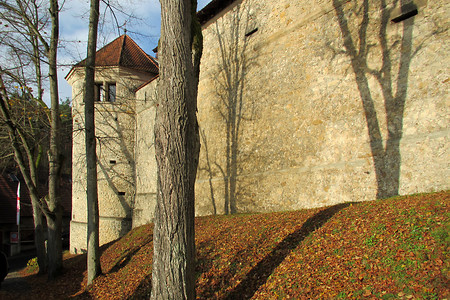 An der Burgmauer &ndash; Burg Veldenstein, Neuhaus an der Pegnitz (VGN &copy;&nbsp;VGN GmbH)