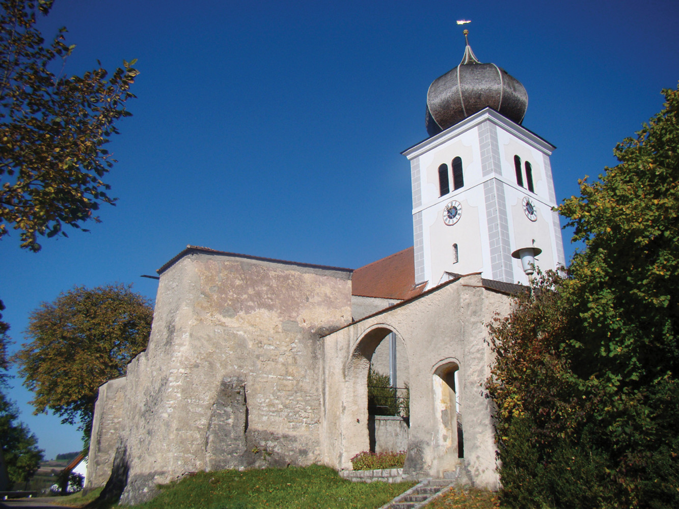Kirche mit Wehrfriedhof &ndash;  (VGN &copy;&nbsp;VGN GmbH)
