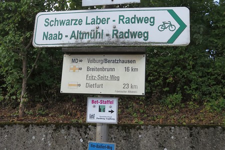 Wegezeichen am Start Bhf links &ndash; (21.08.2015, schreibwerk &copy;&nbsp;schreibwerk)