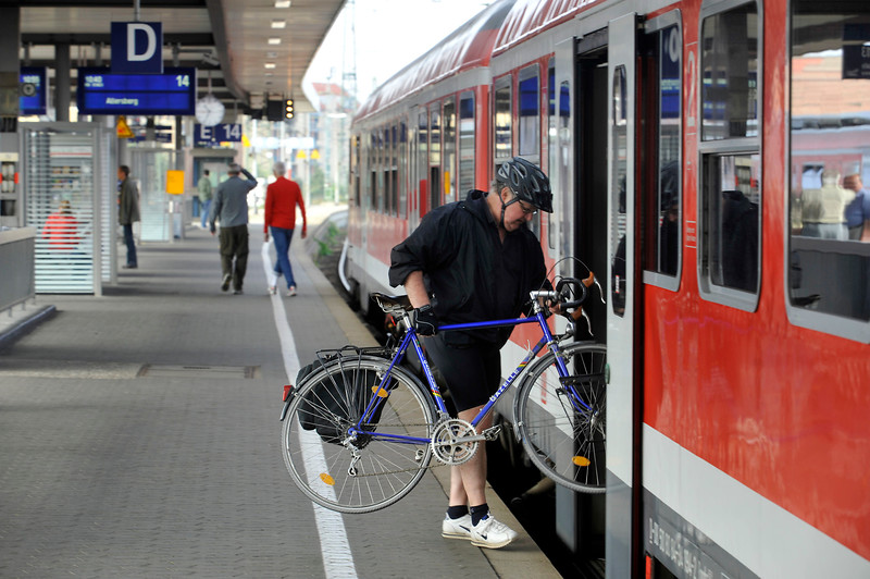Der VGN erlaubt nicht nur in fast allen Fahrzeugen die Fahrradmitnahme. Sie ist teilweise sogar von vorne herein im Ticketpreis enthalten – beispielsweise bei der MobiCard oder dem TagesTicket Plus